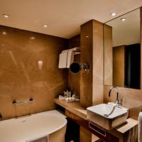 Двухместный (Premium King Bed Room with Lounge Access) отеля Crowne Plaza Chennai Adyar Park, Ченнаи