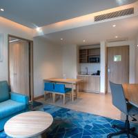 Сьюит (1 Queen Bed Suite with Bathtub Kitchenette with Free Buffet Breakfast and 15% Disc on F&B) отеля Holiday Inn Express & Suites Bengaluru Old Madras Road, an IHG Hotel, Бангалор