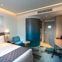 Двухместный (Standard Queen Room with Balcony with Free Buffet Breakfast & 10% Disc on F&B and 24 Hrs Checkin) отеля Holiday Inn Express & Suites Bengaluru Old Madras Road, an IHG Hotel, Бангалор