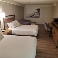 Четырехместный (2 Queen Beds, Sofa Bed, Deluxe Room, Non-Smoking) отеля Wyndham Garden San Diego, Сан-Диего