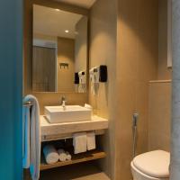 Двухместный (Standard Queen with Free Buffet Breakfast & 10% Disc on F&B and 24 Hrs Checkin) отеля Holiday Inn Express & Suites Bengaluru Old Madras Road, an IHG Hotel, Бангалор