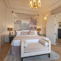 Сьюит (Улучшенный люкс) отеля Hôtel Champs Élysées Plaza, Париж