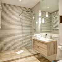 Сьюит (Люкс с кроватью размера «king-size» и ванной) апартаментов 46th Floor Penthouse in Sky Tower, Вроцлав