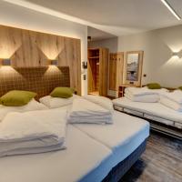 Четырехместный (Улучшенный четырехместный номер) отеля Der Siegelerhof, Майрхофен