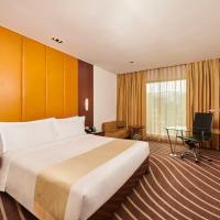 Трехместный (Deluxe King Room - Smoking with bathtub) отеля Holiday Inn Mumbai International Airport, Мумбай