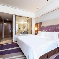 Трехместный (Premium King Room with Lounge Access) отеля Holiday Inn Qingdao City Center, Циндао