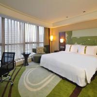 Трехместный (Corner Premium King Room) отеля Holiday Inn Qingdao City Center, Циндао