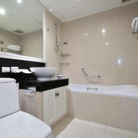 Трехместный (Представительский люкс с 1 спальней (для 3 взрослых)) отеля Centre Point Sukhumvit 10, Бангкок