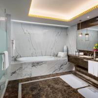 Сьюит (1 King Bed 1 Bedroom Suite Living Area) отеля InterContinental Shanghai Puxi, Шанхай