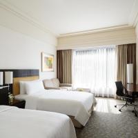 Двухместный (Escape to your Urban Oasis Staycation Package - Garden Wing Deluxe Room) отеля Edsa Shangri-La, Manila, Манила