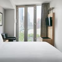 Трехместный (Улучшенный номер с кроватью размера «king-size», диваном-кроватью и окном) отеля Club Quarters Hotel World Trade Center, Нью-Йорк