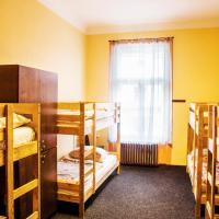 Номер (Кровать в общем 8-местном номере для мужчин и женщин) хостела Prague Square Hostel, Прага