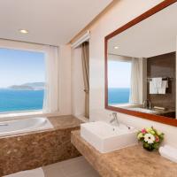 Сьюит (Люкс с кроватью размера «king-size» и видом на океан) отеля TTC Hotel Premium - Michelia, Нячанг