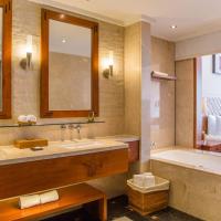 Двухместный (Terrace Room King(Need to make appointment 1 day in advance: Limos pick-up service from Sanya Phoenix Airport for breakfast including reservations +30-miniute photo-shooting ）) курортного отеля Mandarin Oriental, Sanya, Санья