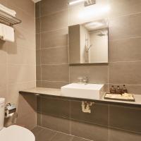 Семейный (Семейный номер с балконом) отеля The Garden Riverside Hotel, Дананг