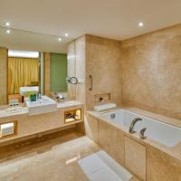 Сьюит (Suite - Smoking with bathtub) отеля Holiday Inn Mumbai International Airport, Мумбай