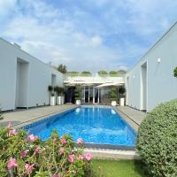 Сьюит (Люкс с видом на бассейн) виллы The Hidden Long Beach Villas, Вунгтау