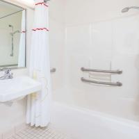 Сьюит (Queen Suite with Accessible Tub and Sofabed - Accessible/Non Smoking) отеля MainStay Suites Orlando Altamonte Springs, Орландо