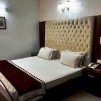 Двухместный (Двухместный номер Делюкс с 1 кроватью (для 2 взрослых и 1 ребенка)) отеля Solo Victoria Hotel, Нью-Дели