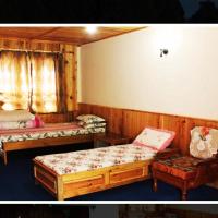 Трехместный (Трехместный номер с балконом) семейного отеля DADUL HOMESTAY, Калимпонг