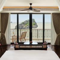 Двухместный (Номер Делюкс с кроватью размера «king-size» и балконом) отеля Hôtel Perle d'Orient Cat Ba - MGallery, Катба