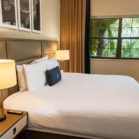 Двухместный (Роскошный номер с кроватью размера «king-size» и видом на бассейн) отеля San Juan Hotel Miami Beach, Майами-Бич