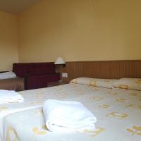 Трехместный (Трехместный номер (для 3 взрослых)) отеля Hotel Taüll, Сарагоса