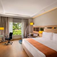 Двухместный (Superior King Room - Non-Smoking with 15% discount on food and soft beverages, happy hours at lobby bar, 3hrs early check-in and 2 hrs late check-out subject to availability) отеля Holiday Inn Agra MG Road, an IHG Hotel, Агра