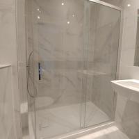 Четырехместный (Улучшенный двухместный номер Делюкс с 1 кроватью или 2 отдельными кроватями, вид на улицу или во двор) отеля Hotel Aida Marais, Париж