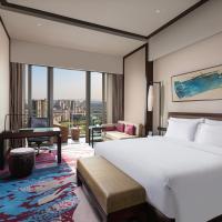 Трехместный (Premium King Room with Balcony and Golf View) отеля Crowne Plaza Chongqing New North Zone, Чунцин