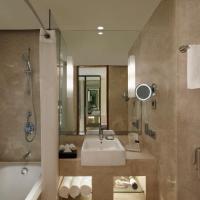 Двухместный (Leisure King Room (15% Discount on F&B,Spa Services and Laundry)) отеля Holiday Inn Jaipur City Centre, Джайпур