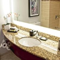 Четырехместный (Роскошный двухместный номер с 2 двуспальными кроватями, вид на лагуну) отеля Pullman Miami Airport, Майами