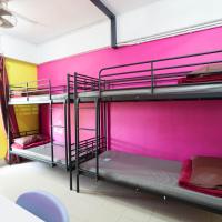 Номер (1 Bed in 6-Person Male Dormitory with Shared Bathroom) хостела YHA Bradbury Jockey Club Youth Hostel, Гонконг (город)