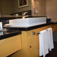 Сьюит (Люкс в пентхаусе) апарт-отеля Hala Arjaan by Rotana, Deluxe Hotel Apartments, Абу-Даби