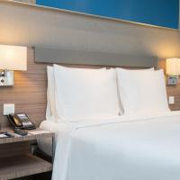 Двухместный (Улучшенный номер с кроватью размера «queen-size») отеля Holiday Inn Express Bangkok Sathorn, Бангкок