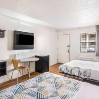 Четырехместный (Quadruple Room - Disability Access - Smoking) отеля Motel 6-Dallas, TX - Market Center, Даллас