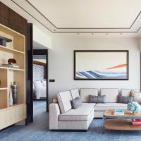 Двухместный (Newly Renovated Grand Harbour View Suite) отеля Four Seasons Hotel Hong Kong, Гонконг (город)