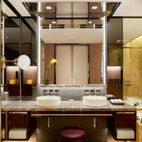 Двухместный (Newly Renovated Deluxe Peak View Room King) отеля Four Seasons Hotel Hong Kong, Гонконг (город)