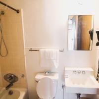 Сьюит (Люкс с 1 спальней, кроватью размера «king-size», диваном-кроватью и полностью оборудованной кухней) отеля Royal Grove Waikiki, Гонолулу