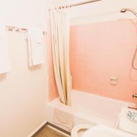 Семейный (Люкс с 2 спальнями с кроватью размера «king-size», 2 кроватями размера «queen-size» и полностью оборудованной кухней) отеля Royal Grove Waikiki, Гонолулу