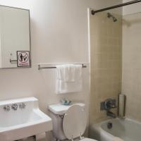 Студио (Номер-студио Делюкс с кроватью размера «king-size» и полностью оборудованной кухней) отеля Royal Grove Waikiki, Гонолулу