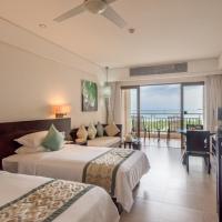 Двухместный (Deluxe Double or Twin Room with Sea View（1 set dinner or lunch for 2 persons at Guoxiangge Chinese restaurant + 1 ticket for children’s club or simple honeymoon arrangement for the first night）) курортного отеля Howard Johnson Resort Sanya Bay, Санья