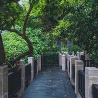 Двухместный (Ocean Breeze Pavilion(Need to make appointment 1 day in advance: Limos pick-up service from Sanya Phoenix Airport for breakfast including reservations +30-miniute photo-shooting ）) курортного отеля Mandarin Oriental, Sanya, Санья