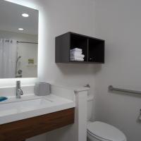 Двухместный (Single King Room with Bathtub - Accessible/Non-Smoking) отеля Holiday Inn Express-International Drive, an IHG Hotel, Орландо