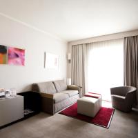 Сьюит (Улучшенный двухместный люкс с 1 кроватью и диваном) отеля Novotel Athens, Афины