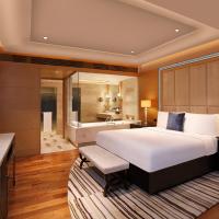 Двухместный (One Bedroom Suite with separate living room and kitchenette) отеля The Leela Ambience Gurgaon Hotel & Residences, Гургаон