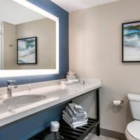 Четырехместный (Standard Queen Room with Two Queen Beds and Bath - Non Smoking) отеля Cambria Hotel Orlando Airport, Орландо