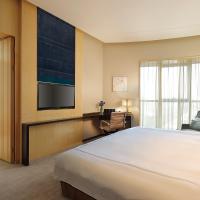 Сьюит (1 King 1 Bdrm Ste Living Area City View) отеля Crowne Plaza Beijing Lido, Пекин