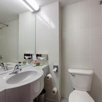 Двухместный (Улучшенный номер с 1 кроватью размера «queen-size») отеля Ramada Parc Hotel, Бухарест