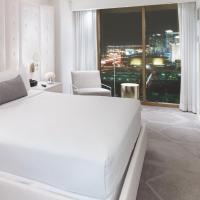 Сьюит (Delano Strip View King Suite) курортного отеля Delano Las Vegas at Mandalay Bay, Лас-Вегас